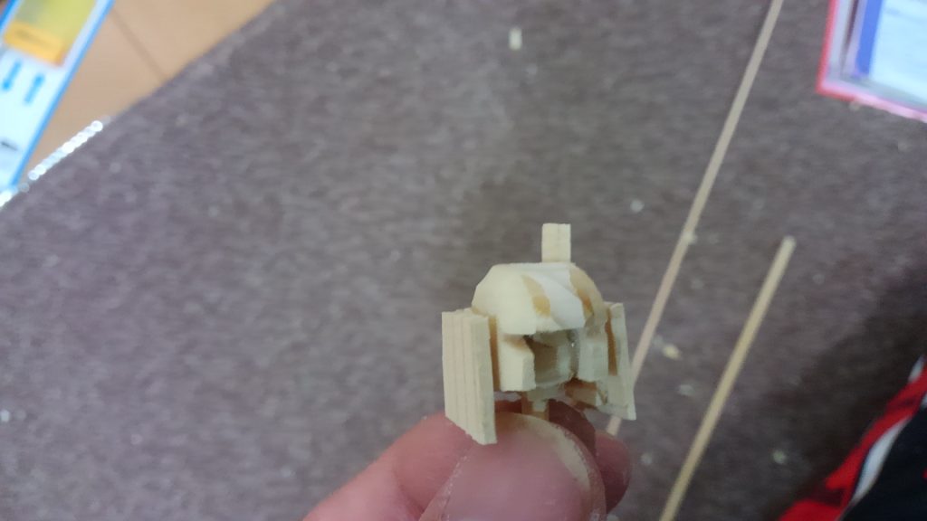 頭部製作中。適当に木を張り合わせては削り、また木を張って削るの繰り返し。プラモでいうパテを盛るのと同じ感じです。