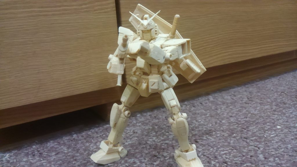 肩が前後委スイングするので、ビームライフルを両手で保持可能。