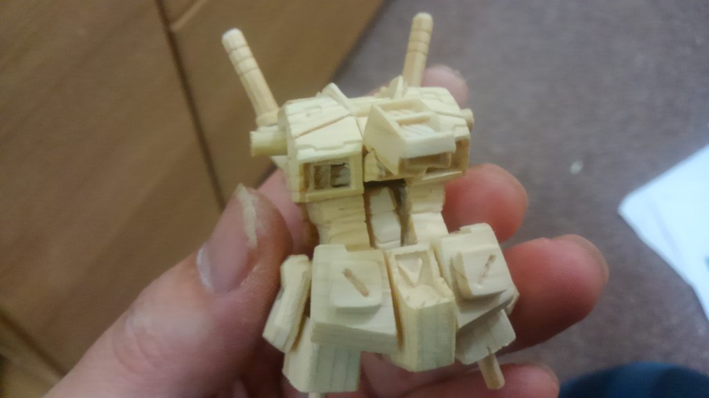 ハッチオープン。ハッチは二重にスライドすることで、何とか劇中の動きができました。