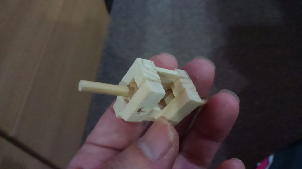 一番最初に胴体を作り始めている状態です。
丸棒で関節を作り、板を箱踏みして胴体を作っていきます。