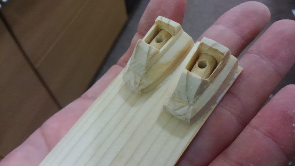 足関節ですがこんな感じで作っていってます。
接地面が多くとれるように、前後左右にスイングするようにしてます。