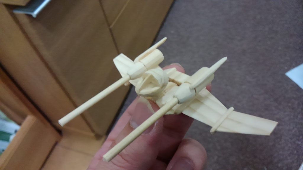 ドップ？？

背中に装着するドップですが、頭が小さすぎ(涙)
コクピットが90度入れ曲がって背中に収納され、合体します。