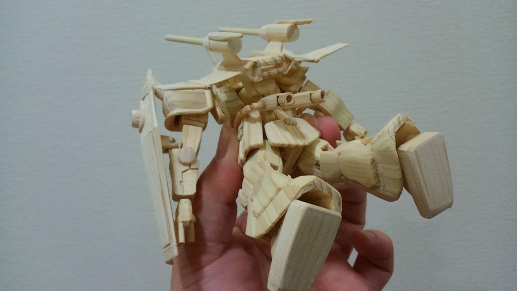 後方から

後方からは、バーニアなどの増設もあってけっこう感じが変わってます。