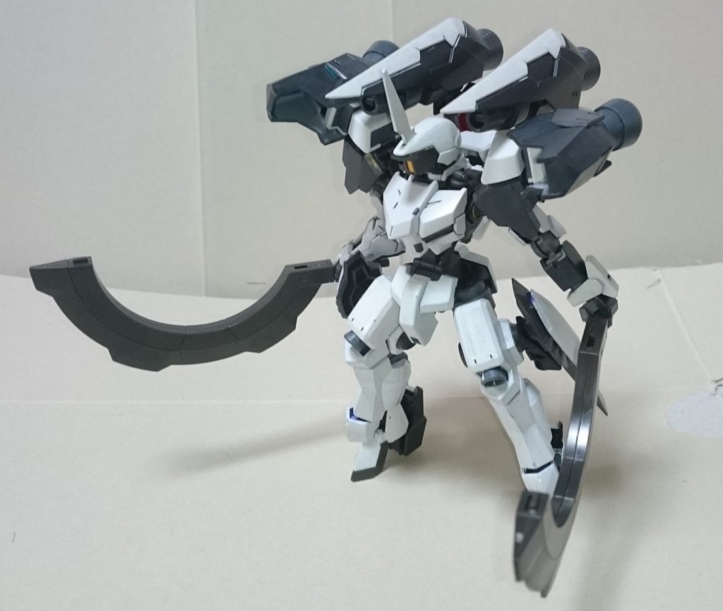 武装は近接武器の円月刀のみ。
右腕で使用する方が威力が高い。