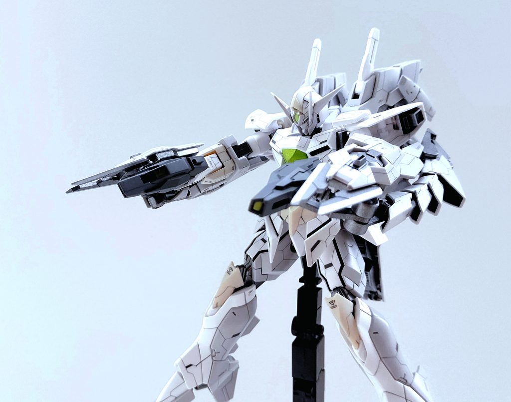 ハンドガンの銃口も前回は埋まってると思ってくり貫いてしまいましたがセンサーパネルのうなディテールとあとで気づき今回は塗り分けで表現しました!