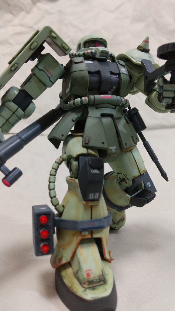 テーマは「無塗装で全身にモールド、ウェザリング、デカールを施して、情報量を増やす」です。
・全身モールド追加
合わせ目は全てダンモで段落ちモールドにしました。
ピンバイスで適当に丸モールドを作製しました。
追加モールドの材料はランナーを切ったり削ったりして作製しました。
スネの下の方にパーツを追加して3連ミサイルポッドの取り付け位置がスネの途中に留まるようしました。
黒いパーツは、膝の表面に装甲を追加し、肘と膝の裏を塞ぎました。
使ったのはポテトチップスの黒いフタです。