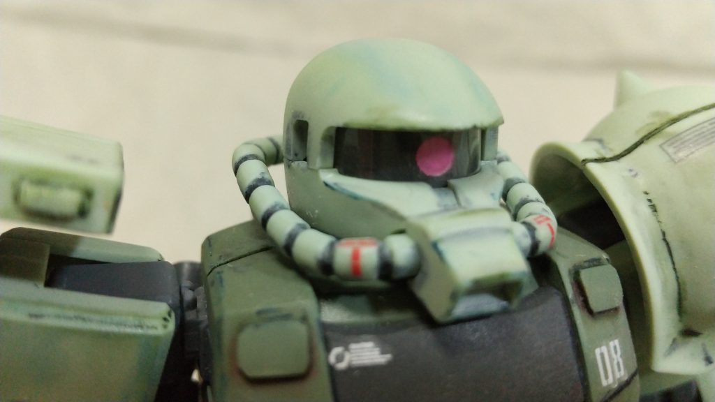 モノアイは文房具屋で購入したキラキラしたシールに変更し、ホールケーキの透明なフタを切ってカバーにしました。ホールのケーキのフタは湾曲しているのでモノアイのカバーには使いやすいです。

・デカール貼り
相変わらず、水転写式デカールを貼るのは難しいですね。。
使用したのは
水転写式 1/144 RBコーションデカール 01ワンカラーブルー
水転写式 1/100 RBコーションデカール 01レッド×グレー
水転写式 スターターセット01[ホワイト]
数字は余っていたガンダムデカールです