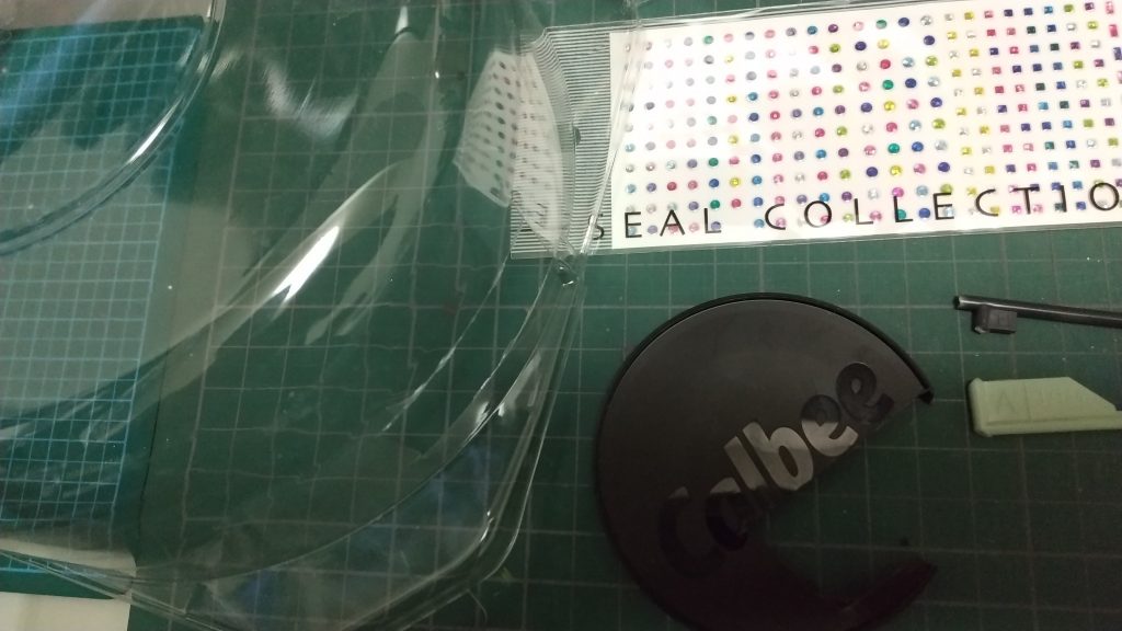 作業中の写真はありませんが、工作に使用した材料をご紹介します。
透明なのはホールのケーキのフタ、
黒いのはカルビーのポテトチップスクリスプ ブラックペッパー味のフタです。
やわらかくて加工しやすいですし、他の味(色)もありますので、今後も何かに使えそうです。
ちなみに形が似ているチップスターのフタは、紙ですので質感がだいぶ異なります。ご注意ください。
まぁ私は紙も使いますけれども。
過去作のグレイズリッター
https://gumpla.jp/https://gumpla.jp/hg/415994
に使用したマントは、紙で作っていますのでよかったら見てください。