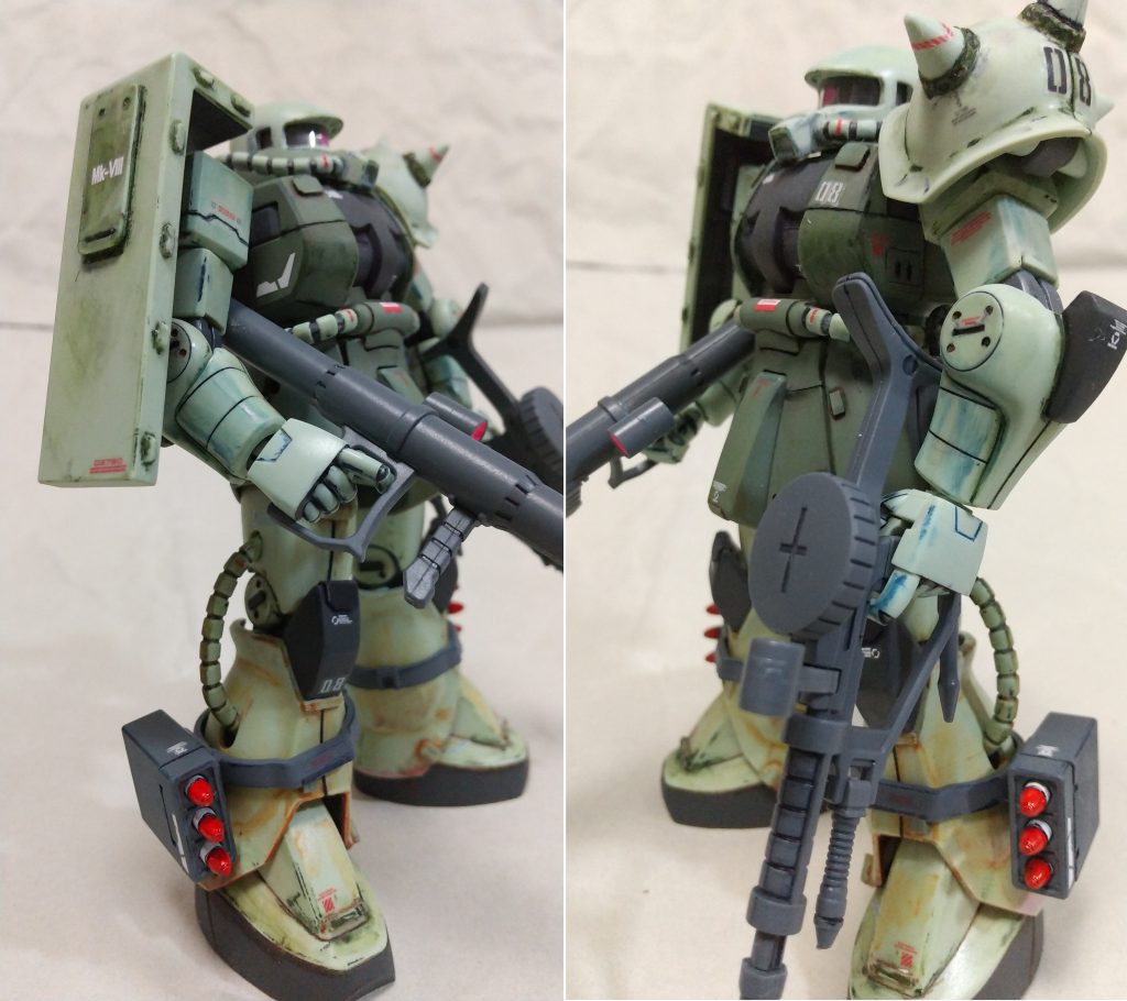 横からの画像を追加します。
追加モールドでは、シールドと膝に追加した補修板?が特にお気に入りです。
肩のスパイク基部が変な感じなのは、変な表現を試みたからなので、変で正解なのです。
マスキングテープを巻いた上からプラモ用セメントを塗って固めています。
なんか謎の材料で補修した感を出したかったので、正解なのです。
左脇の下(右の画像)にスジ彫りの要領で凹モールドを追加したのですが、凄く難しかったので右脇(左の画像:白いデカールで処理してます)に追加するのは諦めました。
たぶん適した工具を使っていないのが敗因、だと思われます。いや技術の問題か。
今後も工作スキルの向上に勤しみたいと思います。