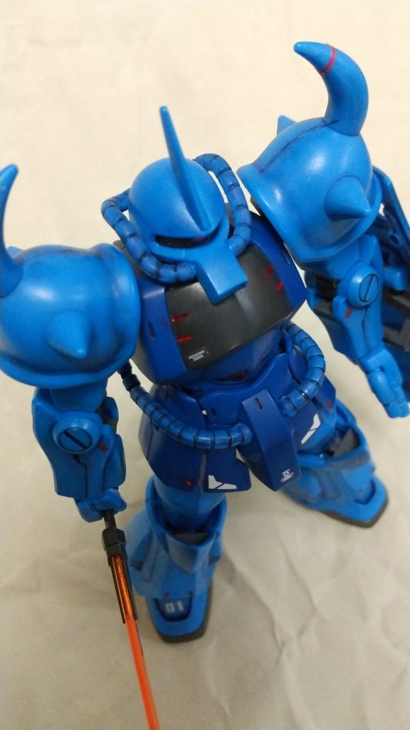 グフ本体は無塗装で、つや消しスプレーの後、リアルタッチマーカーでウェザリングです。
合わせ目は消していません。むしろリアルタッチマーカーを塗り込んでいます。味ですね。
最後に水転写式コーションデカールと余ってたガンプラのシールを貼りました。明日もう一度つや消しスプレーしなきゃな。