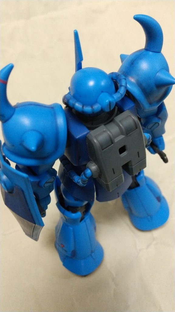 前回のザク、ズゴックEはちょっとしたモールド追加など行いましたが、素組でカッコ良いので特に何も思いつかず。モールド追加していません。
なんとこのキット、ヒート・サーベルが2本付属していて、両手でそれぞれ持てるのですが、そうすると左手の機関砲が使えないので。。。