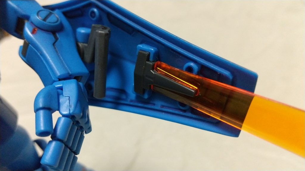 キットでは元々、ヒート・サーベルの柄が取り付けられる様になっています。
シールド裏のくぼみに鍔の部分をはめ込む仕組みです。
ただし向きが逆なので、サーベルをシールドに取り付けるには
①シールド裏のくぼみの下方向の壁を少し削る
②ヒート・サーベルに鍔だけ残し、柄を取り外す。
③くぼみにヒート・サーベルを取り付ける
くぼみの左右方向に保持力が効いているので、下方向は雑に削っても大丈夫かも!?