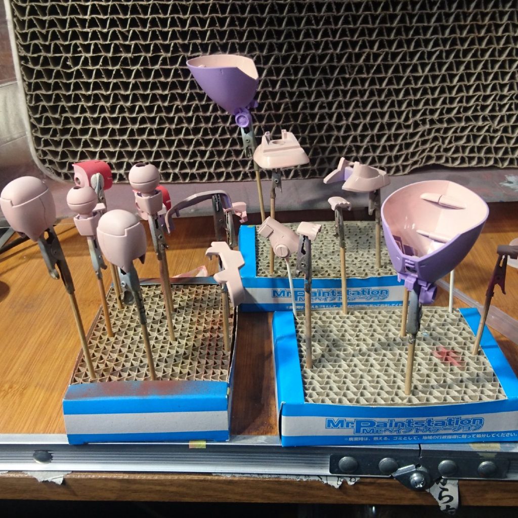 ## サフ吹き
使用サフは
『ガイアノーツ メカサフ へビィ』
『ガイアノーツ ピンクサフ』
吹き付けはサフ専用機として購入した『タミヤ スプレーワーク ベーシックエアーブラシ』を使用します。
塗装の順番的にはピンクサフ→赤ラッカー→メカサフ→黒ラッカーで行くので、スカートの内側とかはマスクせずにラフに吹きます。