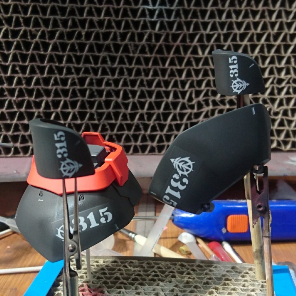 ## 自作白デカール
流石にこれだけでは寂しかったので自作デカールを貼っていきました。
俗にいう『テプラデカール』ですね。
乾燥させたあと段差を消していきました。
が、滅茶苦茶白化したので難儀しましたね…。