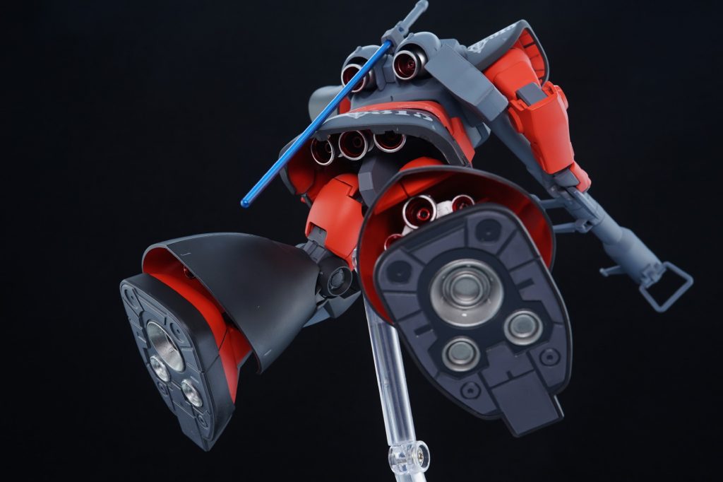 ## ローアングルから撮影。
各バーニアは『(G) プレミアムミラークローム』を吹いた後にエナメルクリアレッドを吹いて拭き取りキャンディ塗装を行いました。
足裏はちょっとサボ…もとい看板娘ちゃんのシルバーアクセ要素を回収する為にシルバーのままに。
フレア内もインナーカラー要素回収の為に赤く塗り分けています。
