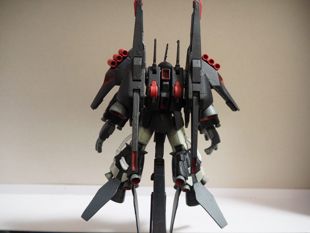 火力強化と言うことで、ドーベンウルフのバックパックを背負わせてみました、このバックパックだけでビームキャノン、ミサイル、インコムが使える様になる、非常にお得なバックパックです。