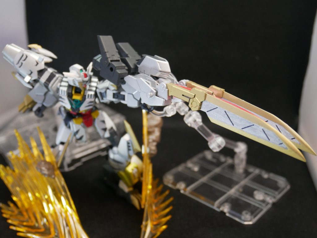 ウェスタンガンダムの切り札「金剛鉄甲爪」。
進化開放!エヴォ・・・ゲフンゲフン。今回のでかい武器枠です。
持ち前の推進力全開で相手に突撃し巨大な爪を叩き込むという戦闘中1度だけ使える必殺技を妄想して作りました。
爪は3本にしたかったのですがパーツが見つからず、苦肉の策として真ん中の爪は形が似ているビームザンバーをくっ付けました。