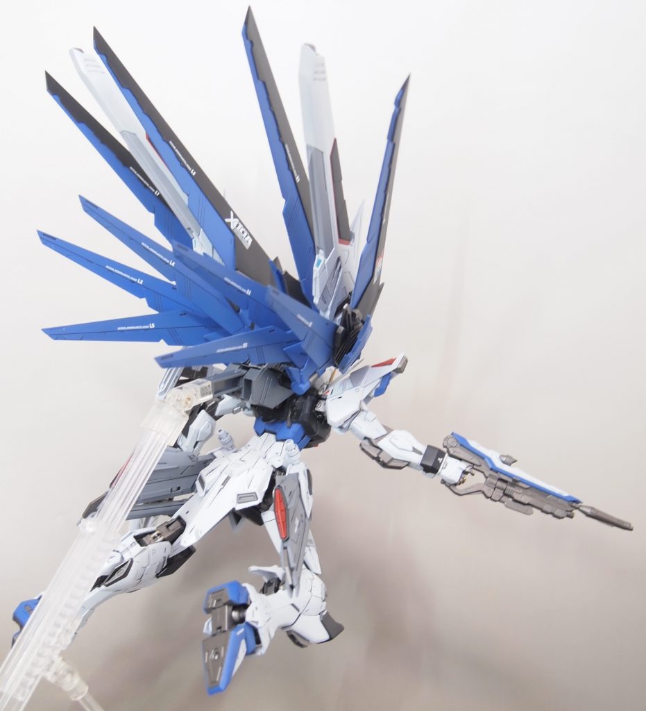 ウイングがハの字に広がるようにボールジョイントを仕込みました。