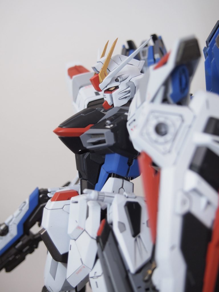 個性的なアゴは下部を削って自分好みに変更。