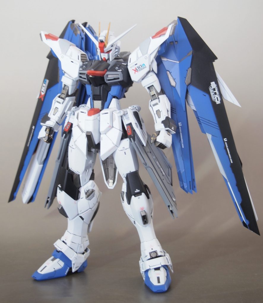 肩やフロントアーマーなども改修しています。バックパックの位置についても少し下に下げています。塗装はメタルビルドを参考にフレームをメタリック、その他は暗めの色味にしています。