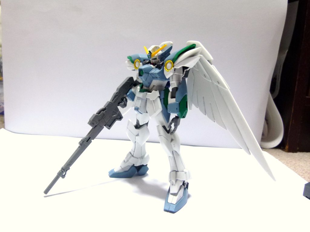 ロ「2011年、Wガンダムセラフィムを撮ったときのもの。本サイトには、撮影ブースについて解説している場所が2箇所ある。1つは2019年撮影ブース特集(筆者のものはこちら)、もう一つは2020年展開の「404開発室」だ。双方共に「特集」タブだな。開発室投稿のものは随時アップデートされる予定になっている。背景には白や黒の紙を置くのが一般的となる。ライティングなど、こだわる人はこだわるものだ」