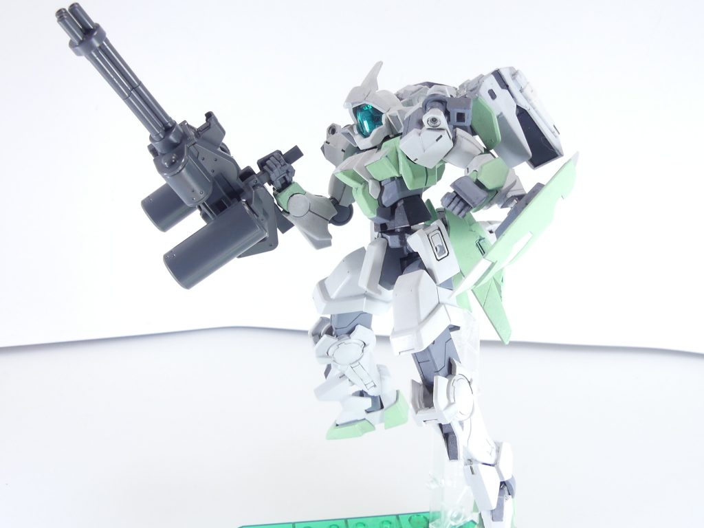 ビームガトリング:ビーム砲を3連装にした銃。一度に多数の弾を放つため、命中率が高く破壊力も大きい。アックス:格闘戦用の武装。実体剣であり、投擲して使用することも可能。アックスは・・・なんというかグレイズアックスの近縁を感じます。ガトリングは逆手持ちタイプ。1/144に装備させる場合、ガトリング以外は手首の分解が必要です。