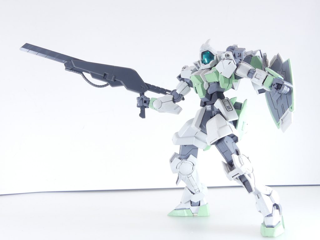 ヒートカッター:刃を高熱化することで、切断能力を高めた格闘戦武器。1/144と1/100では持ち方が変わります。こちらだとまるでライフル。