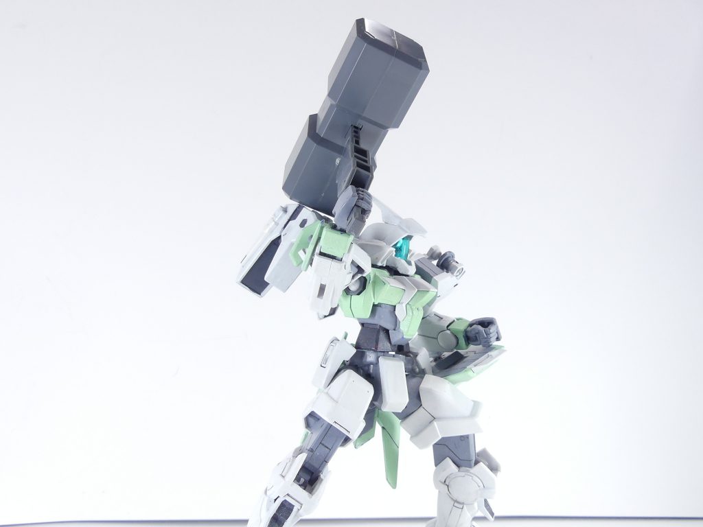 ロケットハンマー:ロケットの推力によって、敵にたたきつける格闘戦兵器。いわゆるハンマー。反対側にはブースターっぽいモールドも。どこかで見たことのあるような形・・・