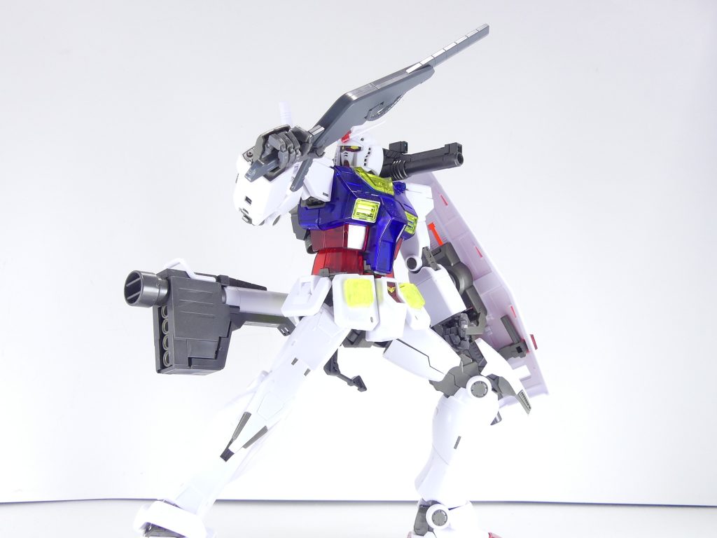 スケールチェンジ:グリップを付け替え(一部持ち替え)ることで、HGのみならず1/100にも対応可能となる。各武装にギミックがあります(アックス・ハンマーは軸を逆に挿す。ガトリングは軸内蔵。ヒートカッターのみ持ち替え)。オリジンガンダムに持たせて。1/144パーツなのでちょっと小さいかな。とはいえ、エモーショナル・マニピュレーターなどの「手側に固定用のピンがあるパターン」にもしっかり対応しているところは地味に嬉しい(ジャイアントガトリングの軸パーツには厚さの都合でない)。