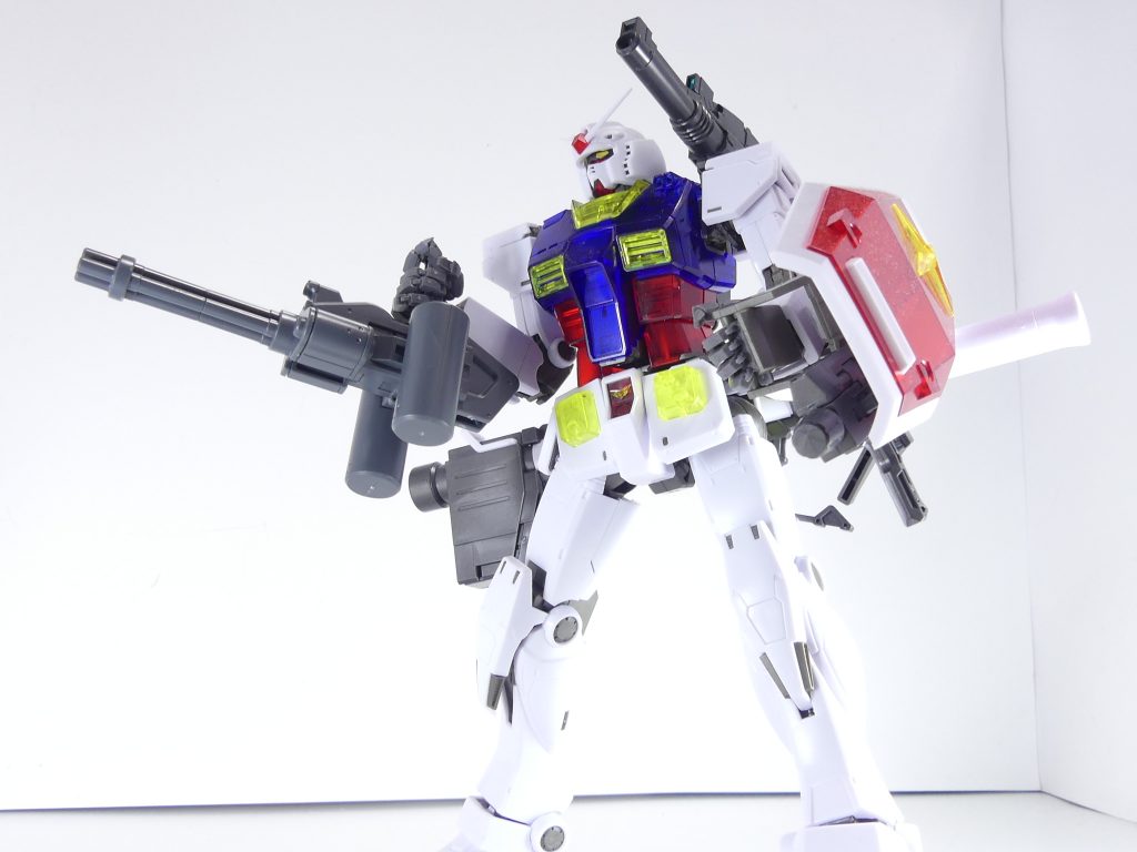 各武器はピン用の穴に挿してしっかり固定できます。