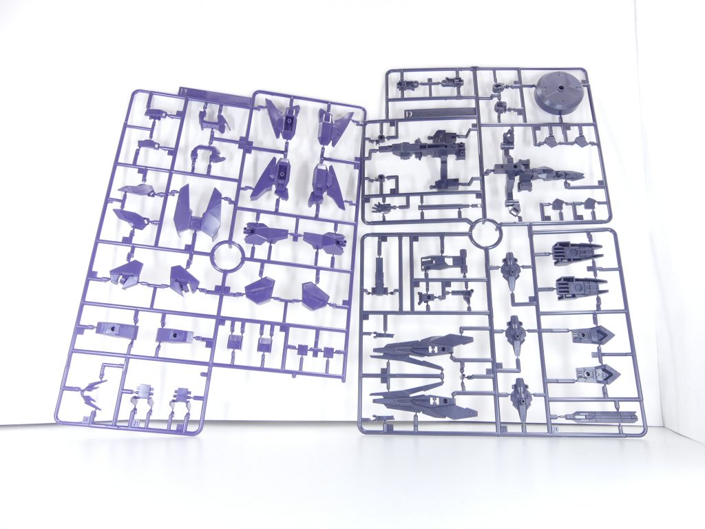 コアドッキングカスタム:コアガンダム(系列キット)を核に様々なアーマーを組み合わせて自分だけのガンダムを作る新世代のカスタム要素。1st用アーマーについてはEX25・メルクワンユニットを参照。「プラネッツシステム2」ランナーのみ抜き出し。これに白部分・・・「ユーラヴェンガンダム」用ランナーとランナーレス台座が加わり、前回分と合わせて1セット。前回紹介の一体手首や平手はアーマー台座側に付属しており、今後の別売りアーマーへの付属も期待できるかも。ウラヌスアーマー用頭部アンテナやビームシュートライフルなどがブリッジ。青部分はいわゆる「コアドッキング用汎用ランナー」ですが、1st仕様アーマーとはほぼ全てのアーマーの形状が変更されています。