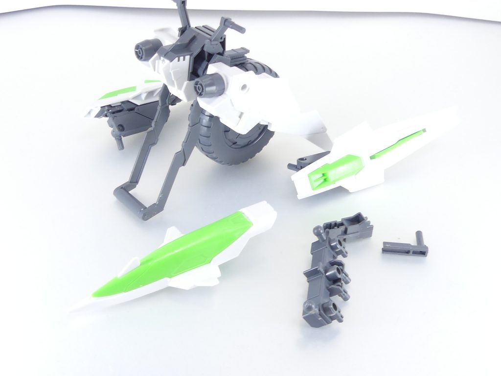 さらにばらすとこんな感じに。箱・説明書には一切の記載が無い「ディスプレイ用パーツ兼バックパックジョイント」の存在がカスタムの胆です。