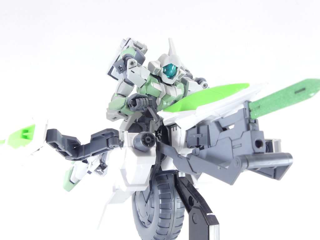 第95改「走りたいときもある」走りたいとき。それは、誰にもきっとある。~バー・「アルケミスト」。アルザス・リースリングの昔話~いわゆる「サポートメカ」の類。GBNスタート当時は、背中に背負ってガンプラを強化するものが主流だったわ。「ビルドファイターズ」って、そういう作品だったから。ストライカーシステムとかの影響もあったのかもね?そんな中で、あたしに与えられたのは・・・「バイク」。一輪の、ウイングガンダムフェニーチェ用バイクメカ。フェニーチェに足りない飛行機能を補うこともできる大型マシンだわ。「ネイキッドはGNドライヴ機体だから飛べるでしょ」って反論は聞き入れられず、あたしはひたすらバイクで走らされた。次々に変わっていくGBNの景色。世界はまだまだ発展途上だったけれど、NPD(ノン・プレイヤー・ダイバー)が手を振ってくれたことはよく覚えてる。武装テストをやるって事は、GBNを、ガンプラを知ること。そう思った日だったわね・・・あ~。あのあたりで、ようやっとゲーマスから「美味い酒」をもらった気がしたわ。