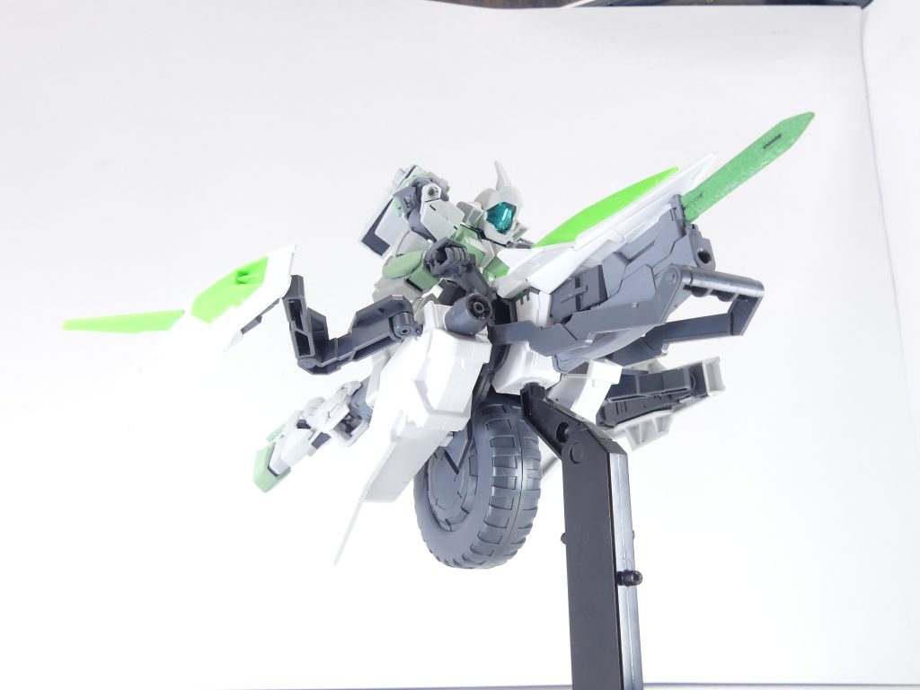 メテオホッパー:変形能力の無いウイングガンダムフェニーチェの機動性を補うべくフェリーニがビルドしたサポートマシン。一輪のバイクは地上を高速で疾駆するほか、バインダーを広げることによって飛行も可能となっている。本体にメガ粒子砲を持つほか、機首先端にはバスターライフルカスタムを装備可能。バインダー裏には粒子エネルギーパックが仕込まれており、エネルギー消費の激しいバスターライフルの継戦能力を補う。ネイキッドを乗せて。左右のグリップはもとより、中央部には腰3ミリ穴に対応する可動(取り外し可能)式ステーを持ちます。バスターライフルカスタムジョイント用グリップには、ビルドシリーズで一般的な長方形グリップ式ライフルを装備可能。ネイキッドのスプレーガンでも入りました。