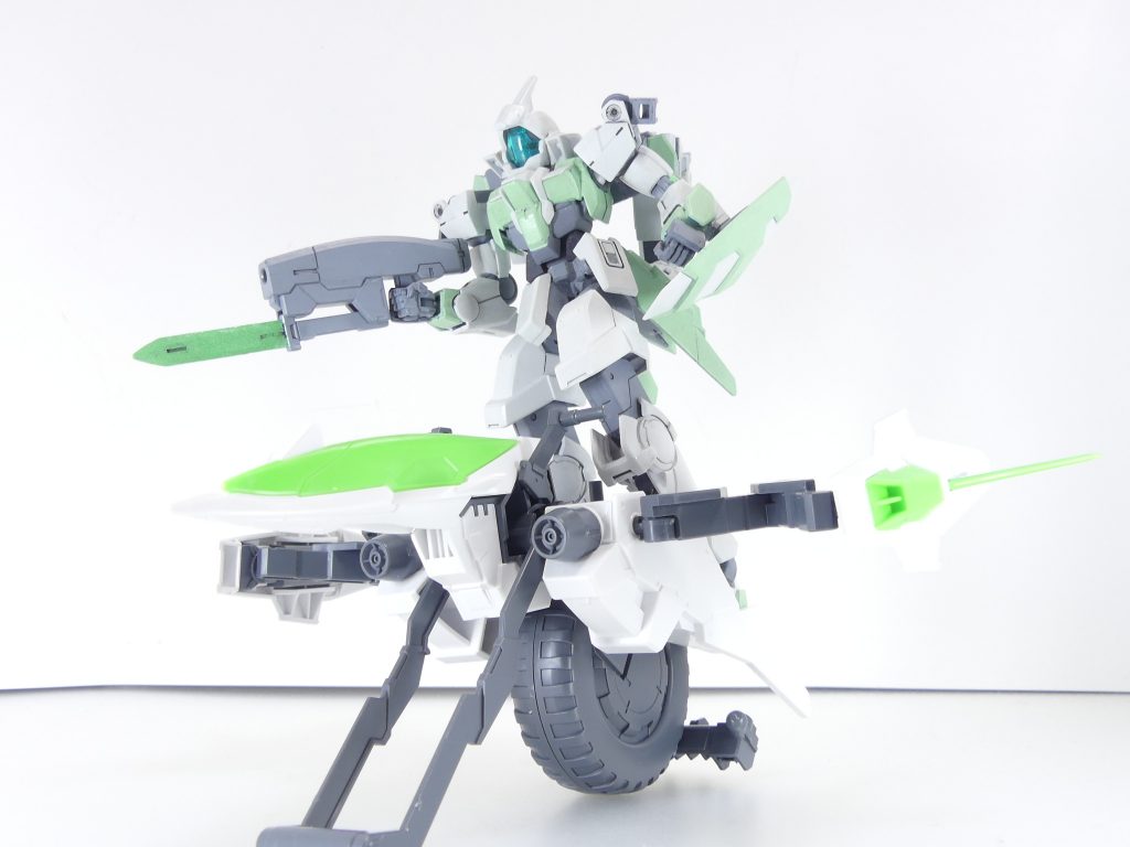 上に乗せて。広めの背部分には1/144ガンプラを乗せられます。海老川さんメカなので・・・ちょっとプラネッツシステム風味。