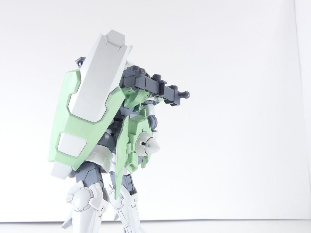 ディスプレイ用パーツ兼バックパックジョイント:一輪であるメテオホッパーはマシンライダーに比べディスプレイに分がなく、特にガンプラを乗せたディスプレイでは前部の展開および一輪の背部に設けられたジョイントにディスプレイ用パーツを介する形となる。このディスプレイパーツはAGP2軸を持っているので・・・遊び心を生かして自由にガンプラを強化してみよう。と言うことで取り付け。上側に3ミリ穴3個、下側に2個、斜め方向にメテオホッパーのブースター部分を取り付け可能。