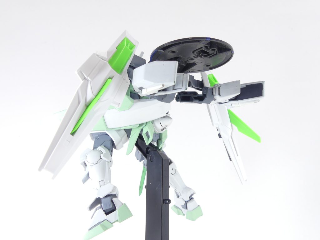 いろいろと盛り込んで偵察機風に(インジャスティスウェポンズも使用しています)。付属アームは二軸。通常PS製ながら3ミリ軸接続のため自在に分割可能。