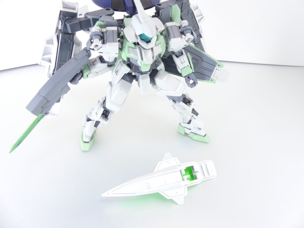 そういえば、機首部分の裏側には箱・説明書に一切の記載が無く何かジョイントを取り付けられるわけでもなくフェニーチェと連動するかどうかも解らない(フェニーチェは未購入なのでご容赦)Cジョイント受け様のものが・・・これに限らず、箱(現行)・説明書ではメテオホッパーとしての機能しか紹介されておらず、真の価値は自分で見つけ出すことになる・・・というのがいかにもベテランビルダーのフェリーニさんらしいのかな。