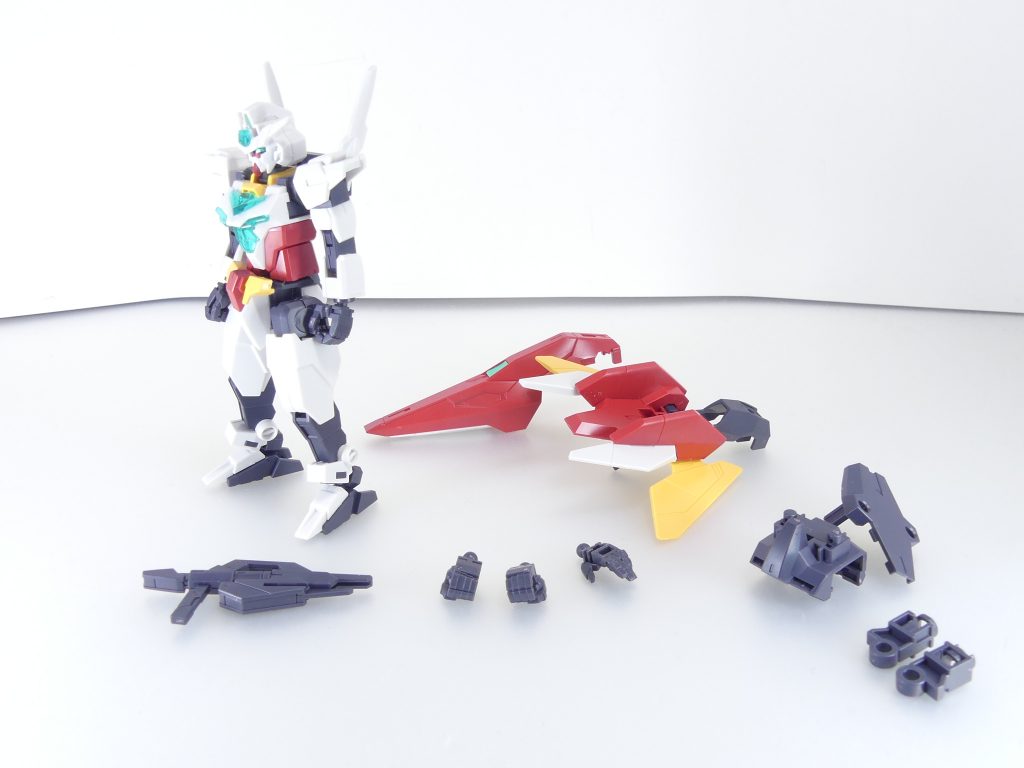 コアガンダムを組み慣れていれば組み立ては早いでしょう･･･が。筆者組み立て時は金型自体の問題か、サーベルマウント部分が緩かったり腹部分が緩かったり。適宜補正しておくと遊びやすくなります。ウラヌスアーマーを除いたセット内容。・コアガンダムII本体（ビームサーベル×２）・コアスプレーガン・プラネッツシステム用一体式手首（左・右）・プラネッツシステム用平手（左）・コアディフェンサー余剰パーツはコアガンダムIの胸部、コアシールド基部、腿フレーム部分。腿フレームはIIになって延長されています。ちなみに、関節仕様は腹・腿を除いてコアガンダムIなので差し替えは容易。胸部のクリスタル部分はコアガンダムI各色と付け替え可能です。