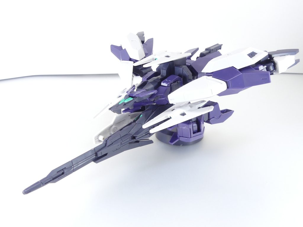 ウラヌスアーマー:ユーラヴェンガンダムの外装パーツで構成されたサポートマシン。高い索敵能力と射撃性能を持ち、支援機としての性能も高い。惑星・エルドラでのミッションでは、コアガンダムII1機に対し最大で2つまでのアーマーを転送可能。まずは説明書通りにウラヌスアーマーで組み上げ。アーマー台座は底面部分が高くなり、裏に予備の手首を収納できるように強化されました。