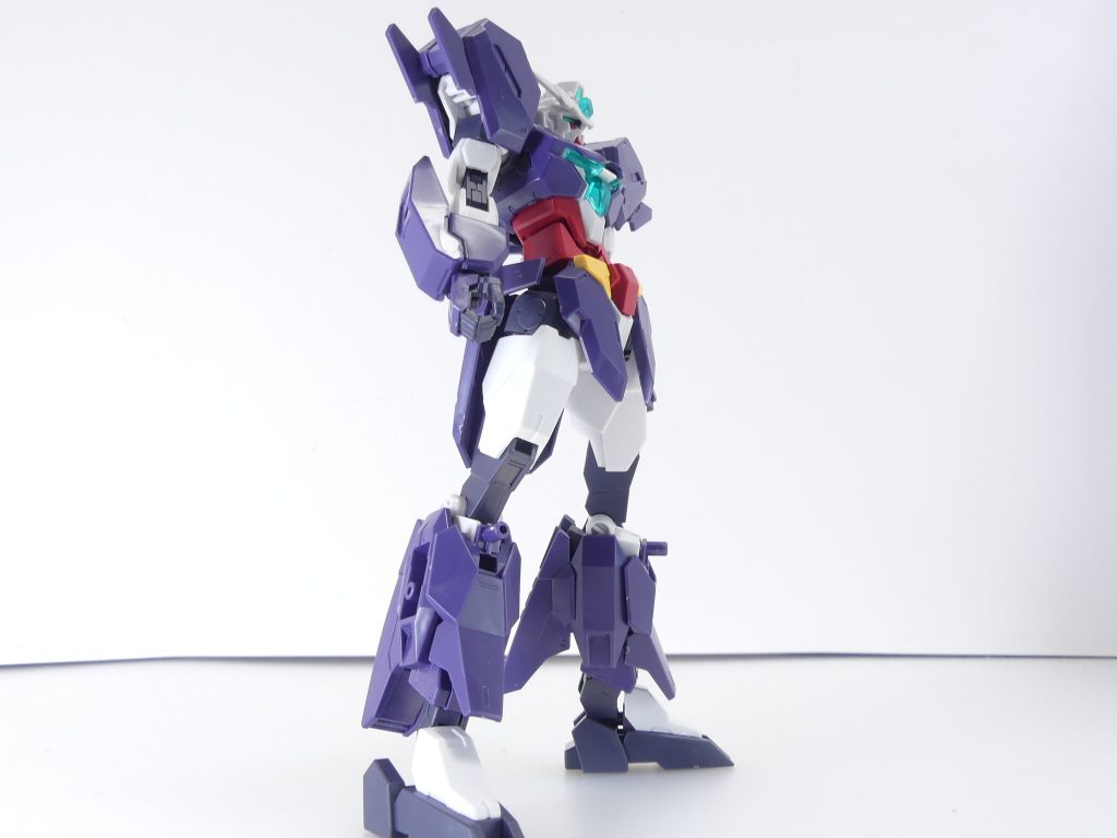 肩以外は共通部分のみでコアガンダムIIに取り付け。腕の3ミリ穴は変わりません。アンテナ肩の張り出し部分、膝アーマー、膝横のパーツはアーマーごとに変更。膝及び膝横は3ミリ軸に見えますが一般的3ミリメソッドはほぼ使えそうになくアーマー用と言えます。