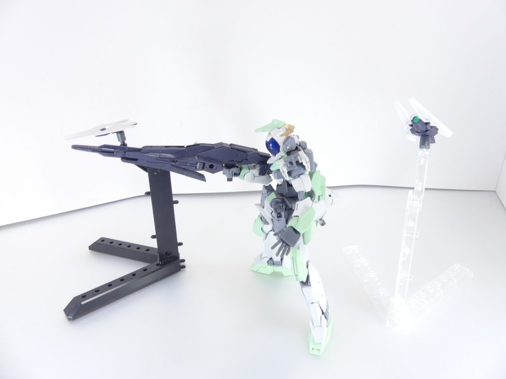 ビームシュートライフルU7:ウラヌスアーマーのパーツとコアスプレーガンがドッキング、バージョンアップしたユーラヴェンの主武装。通常のライフルモードと、バレルが伸張したスナイパーライフルモードに切り替えが可能。側面部にはIフィールド機能付きのシールドを装備。センサービット:3基装備された遠隔操作式マルチセンサーユニット。単独でもビームバルカンを装備し攻撃が可能。ビームシュートライフルU7の側面部に装備すると強化照準器となる。レッグセンサーユニット:両脚部外側のスラスターアーマーは、分離して有線式センサーユニットとなる。レッグセンサーの写真を撮り忘れ。センサービットを浮かせて飾るには、アクションベース4・5の武器用ジョイントか「30MM オプションパーツセット」各種を使いましょう。