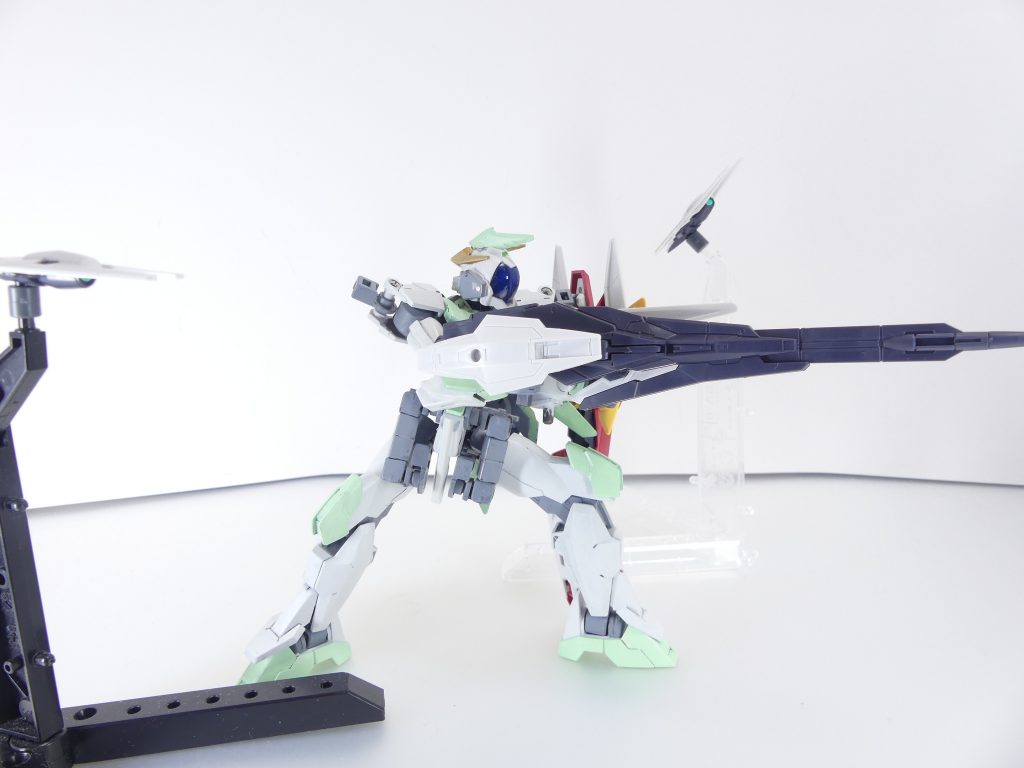 ビームシュートライフルU7は左右に3ミリ穴とフォアグリップを装備。バレスはスライド式で伸縮。3ミリ穴部分には小型シールドを装備。左持ちに変えることも可能です。