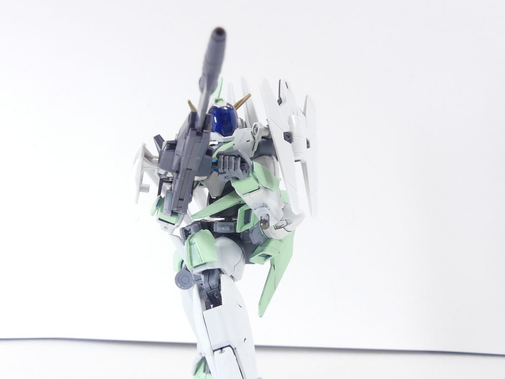 第94改「最終決戦序曲」最終決戦。来るはずのないものが・・・来る。~バー・「アルケミスト」~あたし、アルザス・リースリング。ガンプラをマテウスに変えてから、武装テストよりもバトルしてる時間の方が長くなったわ。以前のあたしじゃ考えられないくらい。そんなとき・・・また来たの。「謎の送り主不明武装」。もう正体は分かってるわよ?ELダイバーちゃん。それが惑星・エルドラの「思い」を汲み上げてこっちに送りつけてる・・・・・・って、アーマーそのもの!!?ヒロトの奴だ。コアガンダムに組み付けて機体をパワーアップさせるって、あの!ちょっと見たことのない形だけれど、今日はこれを武装テストしろって事でしょ?やってやろうじゃない。・・・長距離狙撃用のアーマーかぁ。ハンガーに掛かってる手足は置いておいて、ライフルとビットだけ持ち出して・・・・・・でも、不思議。武器じゃなくて、なぜかアーマーごと持ってくるなんて。~助けて~よほどのことがあったのか、それともヒロト達がエルドラで頑張っているか・・・~助けて・・・~・・・あぁ~、会いたいな・・・送り主・・・どこにいるんだろ・・・?~・・・来る・・・奴が、来る・・・!!~・・・!!!?幻聴?あの変な腕(EX27)をテストした時みたいな・・・?そうだ。この世界・・・GBNとエルドラは繋がっている。GBNと現実世界も、また繋がっている。もし、「ヒトツメ」がこっちの世界に来られるとしたら・・・なんて、考えちゃまずいわよね・・・考えちゃ、駄目だ・・・うん・・・(おや。小説パートの様子が・・・?続報はお待ちください)