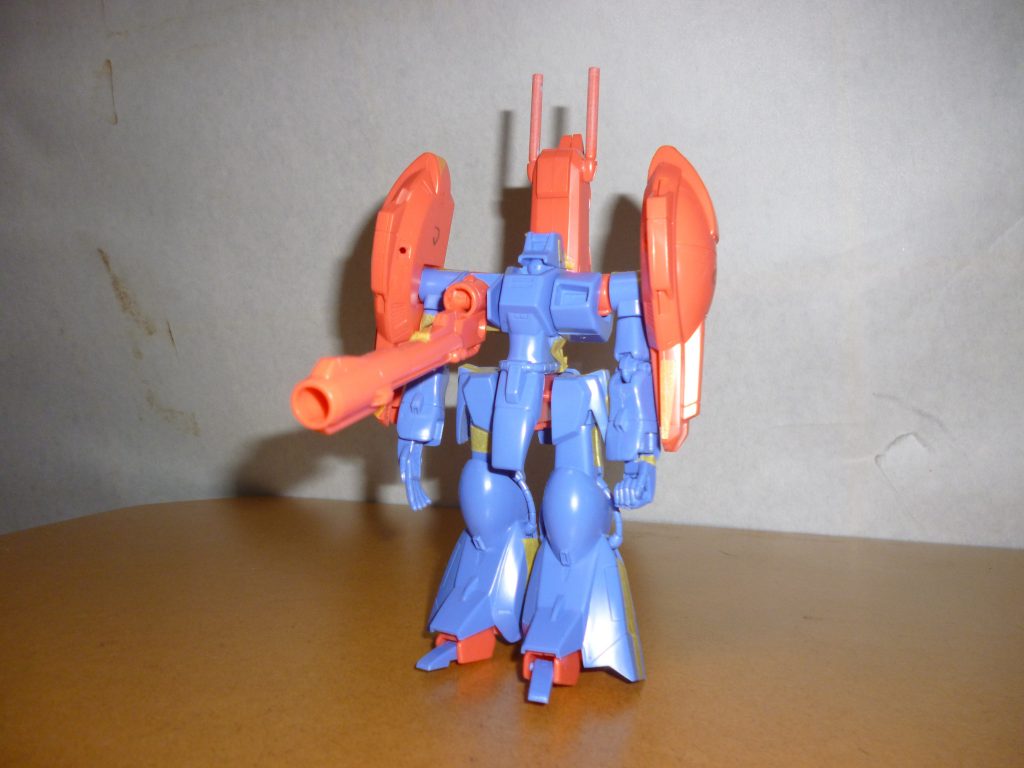 仮組みです。
このままでも悪くはないプロポーションなのですが、頭がつぶれたようなデザインになってしまっているところだけは気に入らなかったので、延長しています。