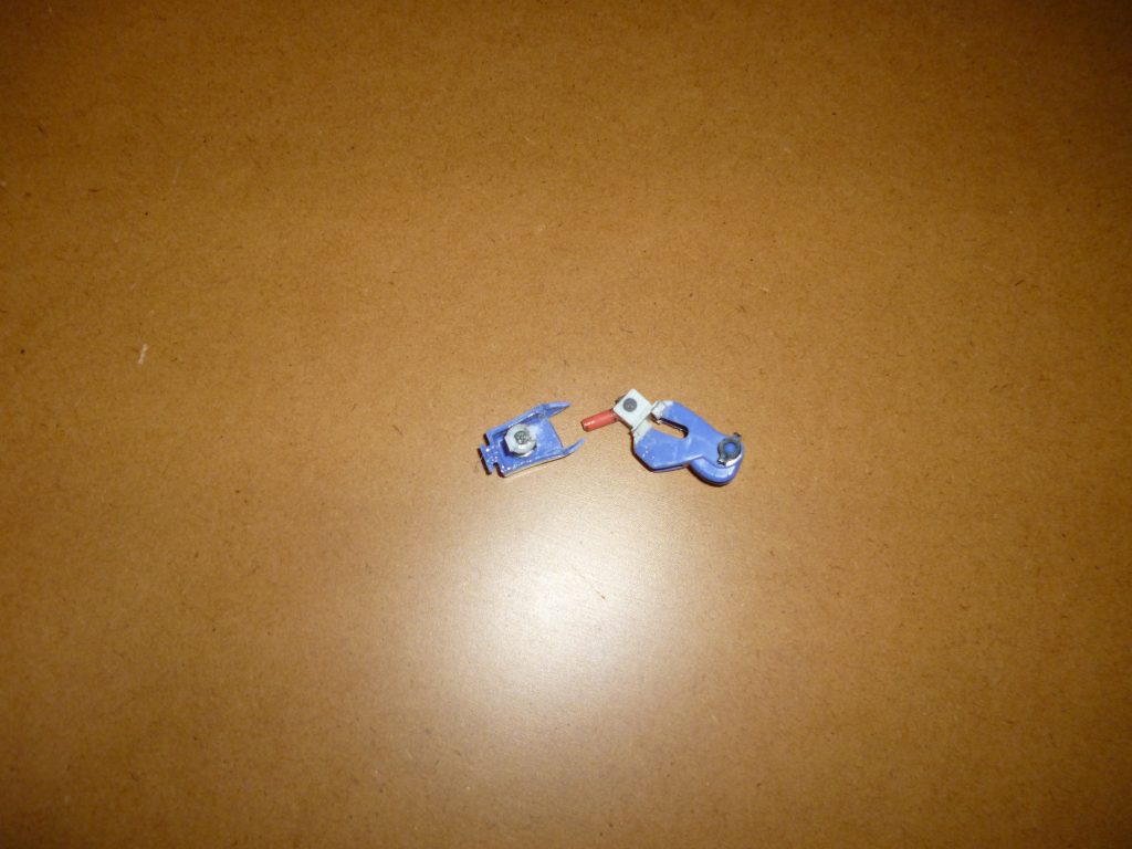 膝関節です。
もともとは太ももと膝関節が一体化したパーツだったので、関節部分を切り取り、新しく関節を作りました。
これによって膝が二重関節化し、可動範囲を拡大させることができました。
関節は太ももの中に仕込んだポリキャップに差し込んで固定するようにしたので、膝を曲げるときには膝関節を下に引き出して動かすようにします。
この「関節そのものを動かして可動範囲を確保する」という部分は、我ながらナイスアイディアだと思います(余談ですが、自分はこれを「スライド関節」と勝手に呼んでいます笑)。