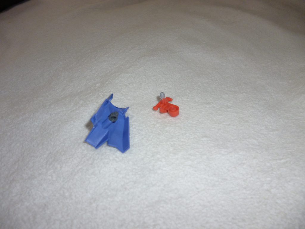 足首関節です。
キットに付属していたポリキャップは普通の差し込み式のものだったので、ボールジョイントに変更しました。
足首側のボールジョイント(♂)はパテを盛って製作しました。