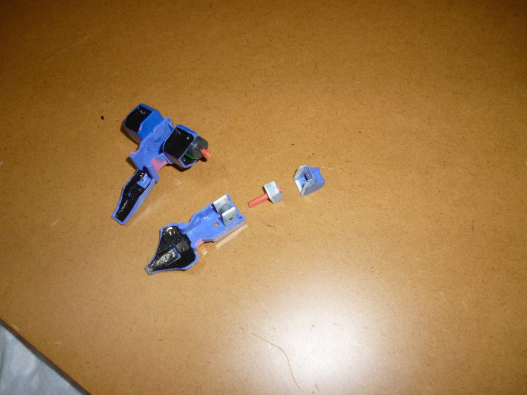 頭部の加工です。
モノアイ部分をくり抜き、縦に1、2mm延長してあります。
モノアイ部分はプラ板を箱組みして作りました。
頭部は胴体に仕込んだポリキャップとプラ棒で接続してあるので、多少左右に動かすことができます。