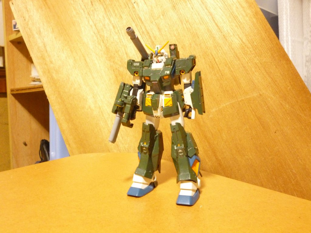 正面素立ちです。
ベースキットはHGUCガンダムNT-1アレックスです。
これに、B-クラブさんより発売された追加パーツを組み合わせて製作しました。
特にこれといったオリジナルの改造などは施していませんが、左肩のセンサーのみHアイズを貼り付けてあります。
この「フルアーマー・アレックス」という機体、元ネタとしては、旧キット「ポケットの中の戦争」シリーズのガンダムNT-1アレックスの説明書に描かれていたモノになります(私が以前投稿した「ジム・コマンドライトアーマー」と同じ出自です)。
ガレージキットは初挑戦でしたが、こんなマニアックな機体まで探せばあるというのは大きな魅力ですね!まぁ、お値段の方もなかなかでしたが(追加装甲や武装しか入っていませんが、1万数千円!私が持っているガンプラの中でもぶっちぎりで高いです)・・・。
塗装は、元ネタのイラストや完成見本写真とは少し違うパターンにし、あくまで「アレックスにフルアーマーを取り付けた」というイメージで塗り分けました。
さらにマーキングは「貼るところは集中的に貼って、貼らないところは全く貼らない」という「集中と拡散」を意識して、メリハリが付くよう気をつけてみました(効果が出ていると良いのですが・・・)。