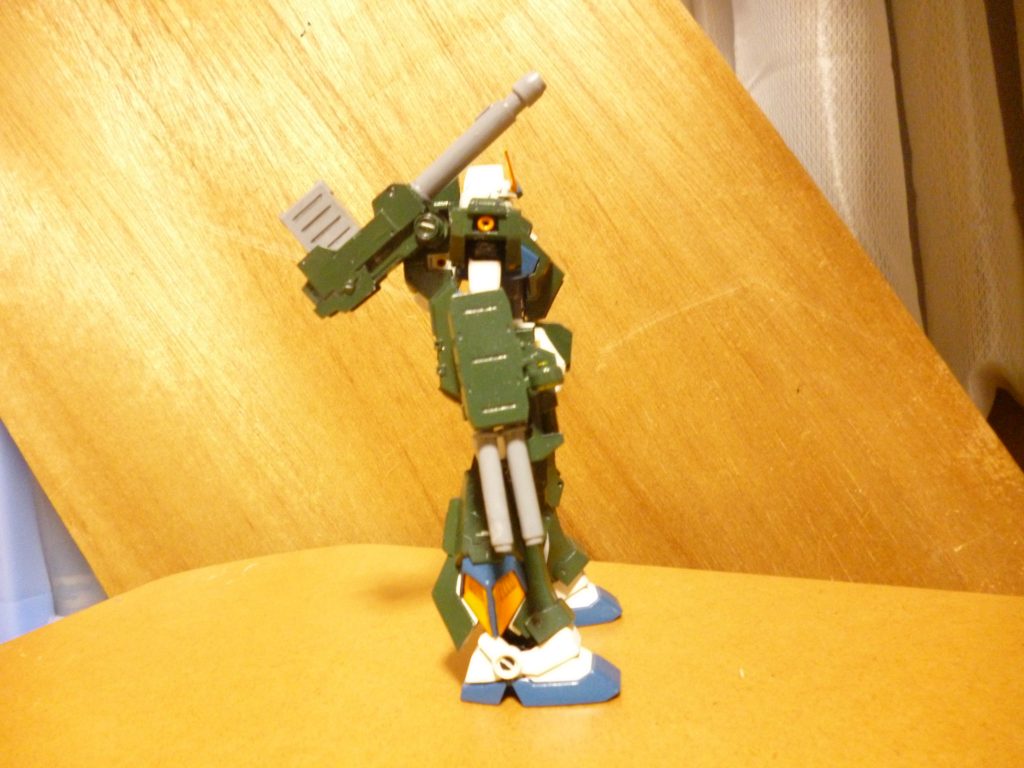 サイドビューです。
ふくらはぎ側面のスラスターは普通のフルアーマーガンダムとは違い、もともとアレックスに装備されているモノがそのまま露出するデザインになっています。
そういえば、そのふくらはぎのスラスターや足の下部分(いわゆるスリッパ部分)の青色は、インディブルーとブルーグレーを混ぜて配色し、アレックスの設定色よりトーンを落とした色にしてみました。